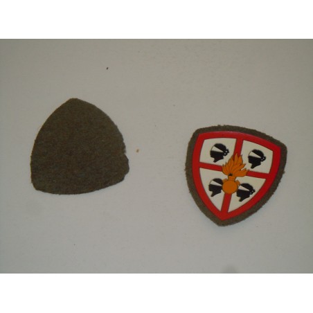 Scudetto fregio Granatieri di Sardegna su panno lana militaria esercito