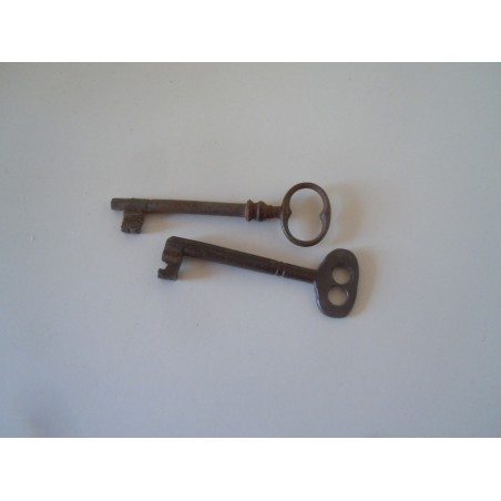 Coppia di vecchie chiavi in ferro forgiato maschio femmina