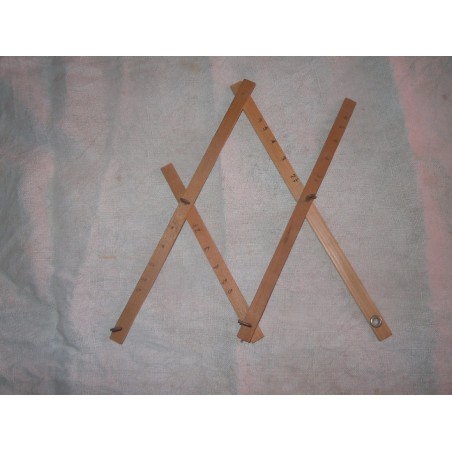 Vecchio pantografo in legno per riproduzione disegni e cartamodelli